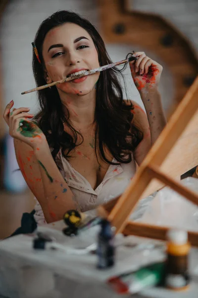 Le portrait de l'artiste dans un atelier d'art dans un désordre créatif . — Photo