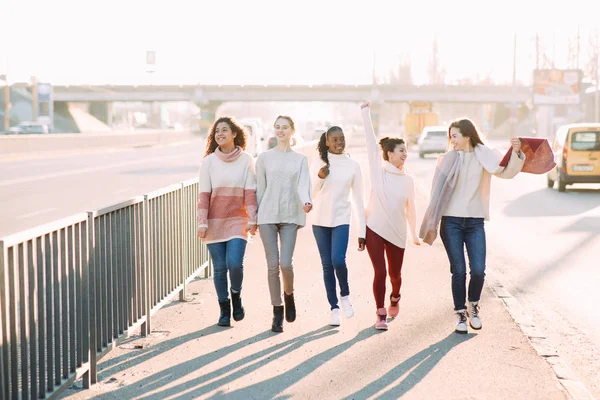 Grupo multirracial de amigos pasea y se divierte en la calle de la ciudad . — Foto de Stock