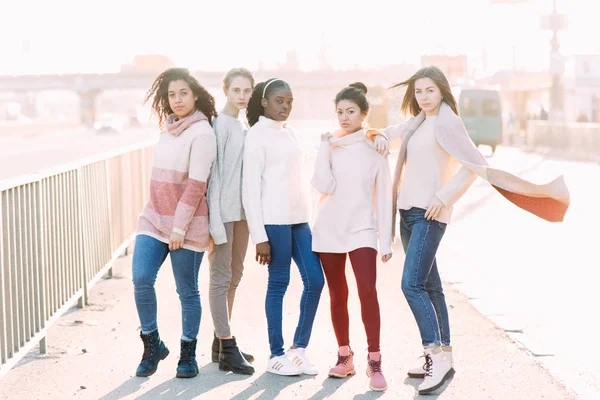 Grupo multirracial de amigos de cinco mujeres jóvenes pasea por la ciudad — Foto de Stock