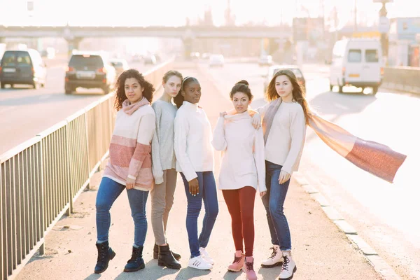 Grupo multirracial de amigos de cinco mujeres jóvenes pasea por la ciudad — Foto de Stock