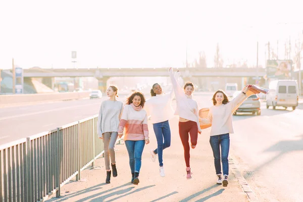 Grupo multirracial de amigos pasea y se divierte en la calle de la ciudad . — Foto de Stock