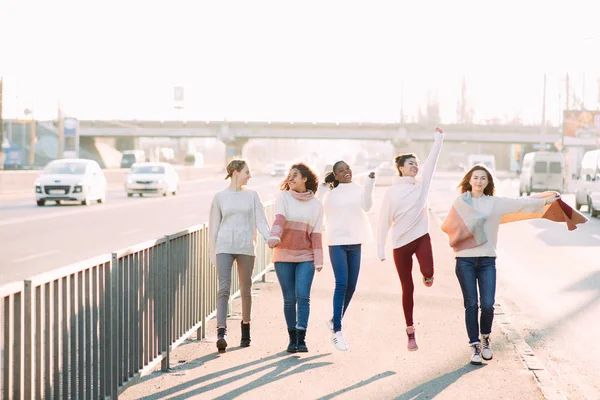 Grupo multirracial de amigos pasea y se divierte en la calle de la ciudad . — Foto de Stock