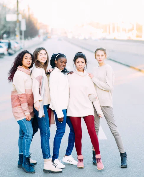 Grupo multirracial de amigos se para en la calle de la ciudad . — Foto de Stock