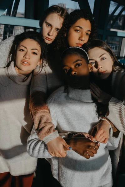 El retrato del grupo multirracial de cinco mujeres . — Foto de Stock