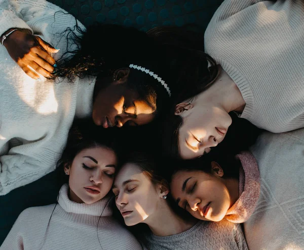 Portrét multiraciální skupiny od pěti žen. — Stock fotografie
