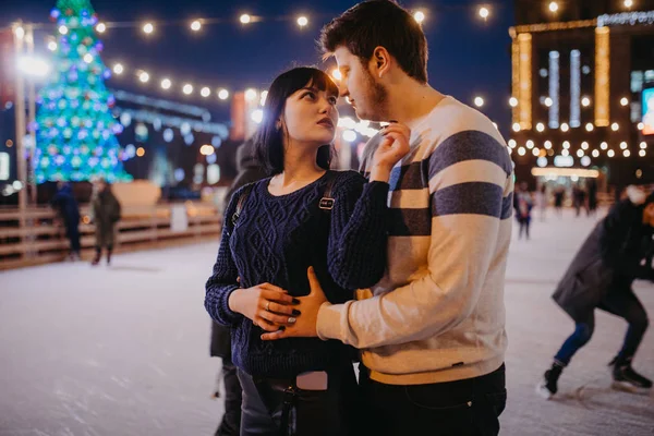 Casal patins no ringue e abraça no fundo de Chri — Fotografia de Stock