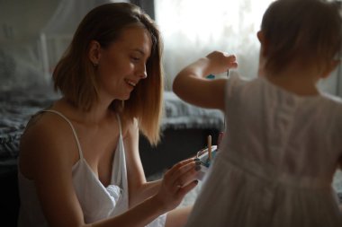 Anne küçük kızıyla odada oynuyor..