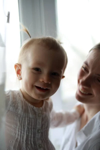 Πορτρέτο του χαμογελαστού μικρού παιδιού δίπλα στη μητέρα της. — Φωτογραφία Αρχείου