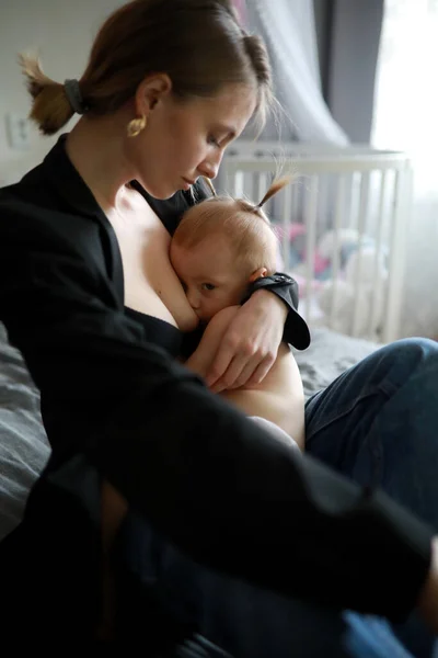 Мать кормит грудью свою маленькую дочь . — стоковое фото
