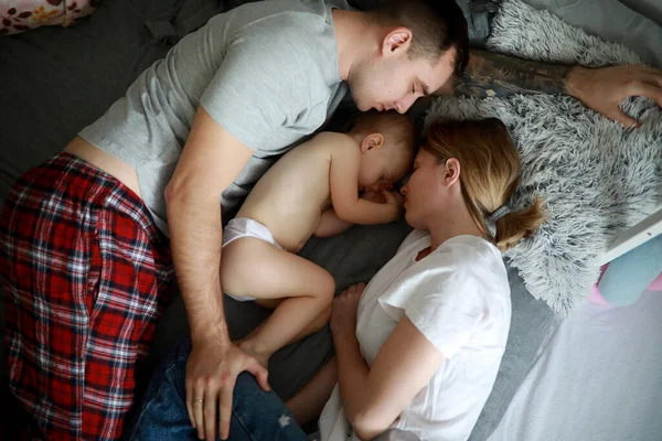 Семья с ребенком спит вместе на кровати . — стоковое фото