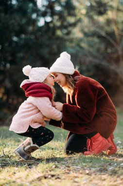 Anne ve kız ormanda oynayıp eğleniyorlar..