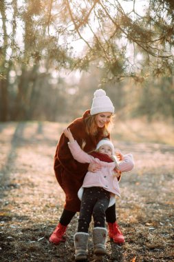 Anne ve kızı çam ormanında eğleniyor..