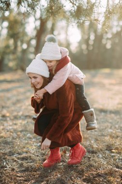 Anne ve kızı çam ormanında eğleniyor..