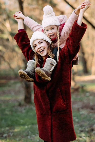 Mor och dotter ha kul och skratta i skogen. — Stockfoto