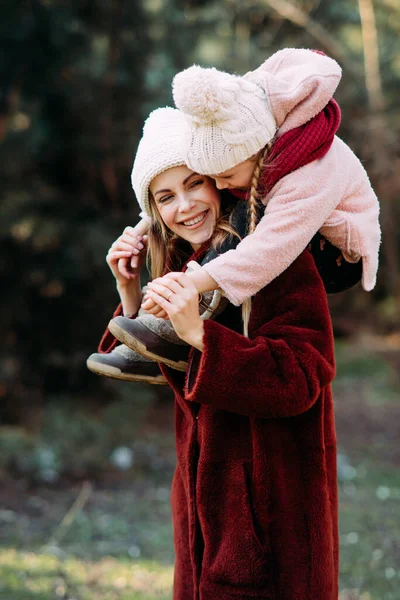 Mãe e filha se divertir e rir na floresta . — Fotografia de Stock