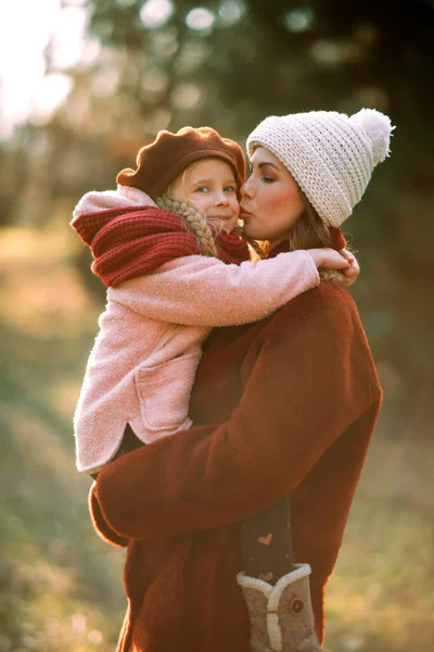 Mor och dotter är i skogen. — Stockfoto