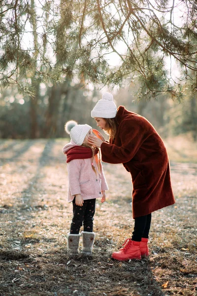 Mother and daughter are in the pine forest. — Stock Photo, Image