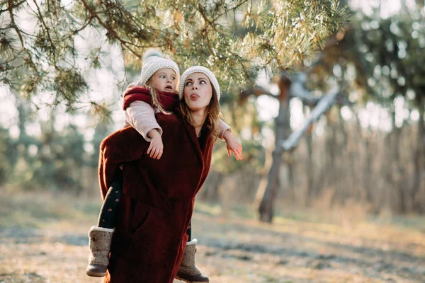 Mor och dotter ha kul i tallskogen. — Stockfoto