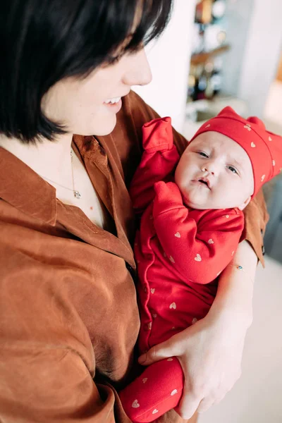 Mãe segura o bebê em seus braços . — Fotografia de Stock