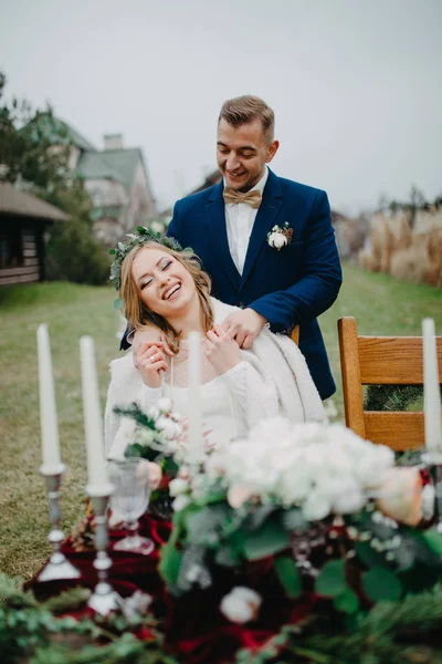 Recém Casados Estão Perto Mesa Banquete Com Velas Castiçais Copos — Fotografia de Stock