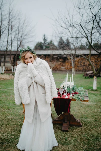 Novia Para Césped Cerca Mesa Banquete Vestida Con Chaqueta — Foto de Stock