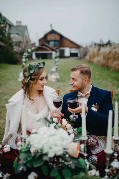 Recém Casados Sentar Perto Mesa Banquete Copos Clink Vinho Suas — Fotografia de Stock