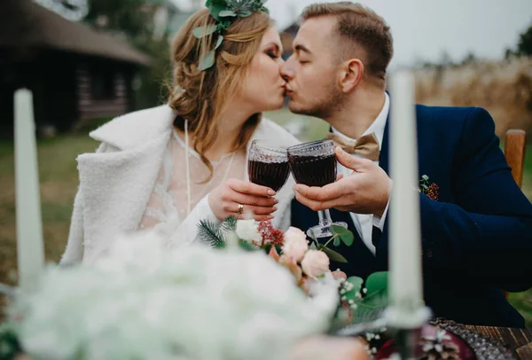 Recém Casados Sentar Perto Mesa Banquete Copos Clink Vinho Suas — Fotografia de Stock