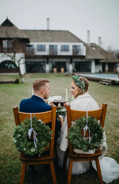 Nygifta Sitter Nära Bankettbordet Och Klinkar Glas Vin Händerna Gräsmattan — Stockfoto