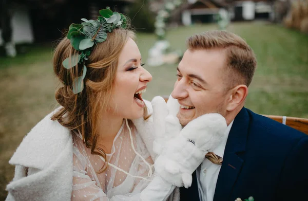 Recém Casados Divertem Riem Alegremente Fechar — Fotografia de Stock