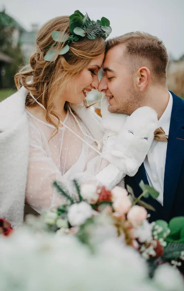 Newlyweds Embrace Background Bridal Bouquet Closeup — Stock Photo, Image