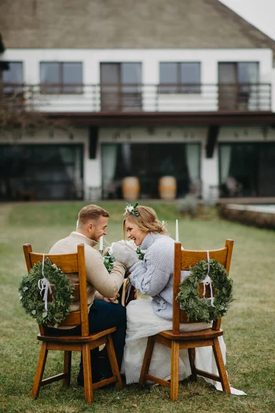 Nygifta Sitta Nära Bankettbord Och Skratta Bakgrunden Gräsmatta Och Hus — Stockfoto