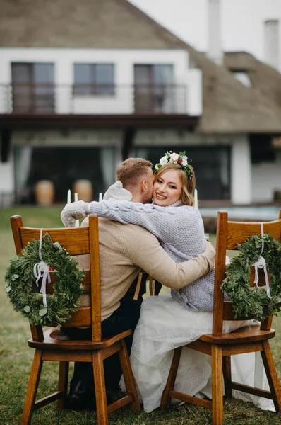 Los Recién Casados Sientan Cerca Mesa Del Banquete Abrazan Fondo — Foto de Stock