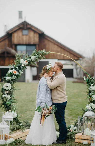 Recém Casados Ficam Perto Arco Casamento Fundo Gramado Casa — Fotografia de Stock