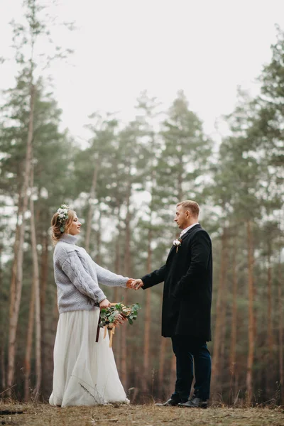 Nygifta Står Och Håller Händerna Bakgrunden Tallskog — Stockfoto