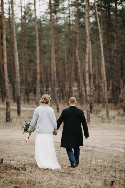 Nygifta Vandrar Längs Skogsstig Barrskog Bland Tallar Bakifrån — Stockfoto