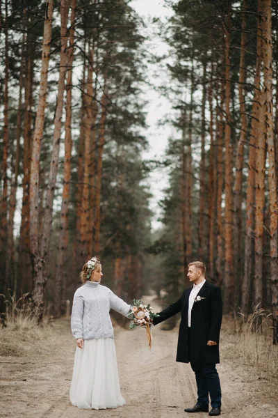 Recém Casados Dão Mãos Caminham Longo Caminho Florestal Uma Floresta — Fotografia de Stock