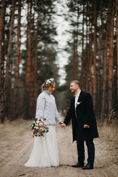 Recém Casados Dão Mãos Caminham Longo Caminho Florestal Uma Floresta — Fotografia de Stock