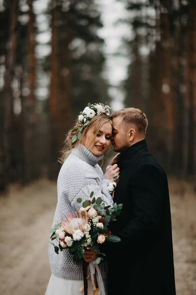 Los Recién Casados Abrazan Camino Del Bosque Bosque Coníferas Entre — Foto de Stock