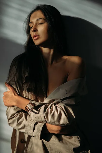 Retrato Uma Jovem Mulher Casaco Com Ombro Estúdio — Fotografia de Stock