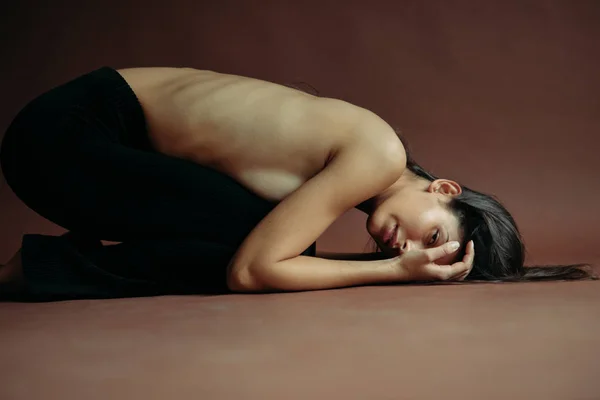 Ung Topless Kvinna Poserar Studion Liggande Golvet — Stockfoto