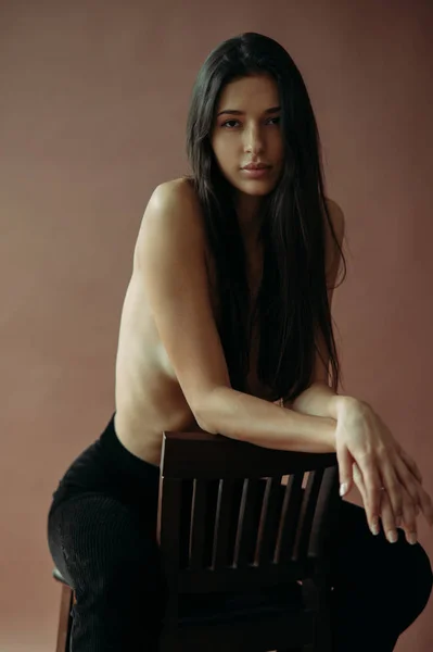 Jovem Mulher Topless Posando Estúdio Sentado Cadeira — Fotografia de Stock