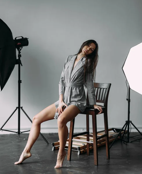 Mujer Joven Posando Estudio Fotografía Sentada Silla Junto Equipo Iluminación — Foto de Stock