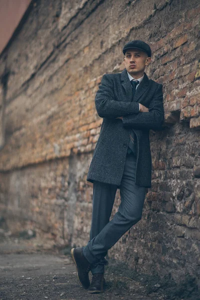 Ein Mann Posiert Bild Eines Englischen Retro Gangsters Der 1920Er — Stockfoto