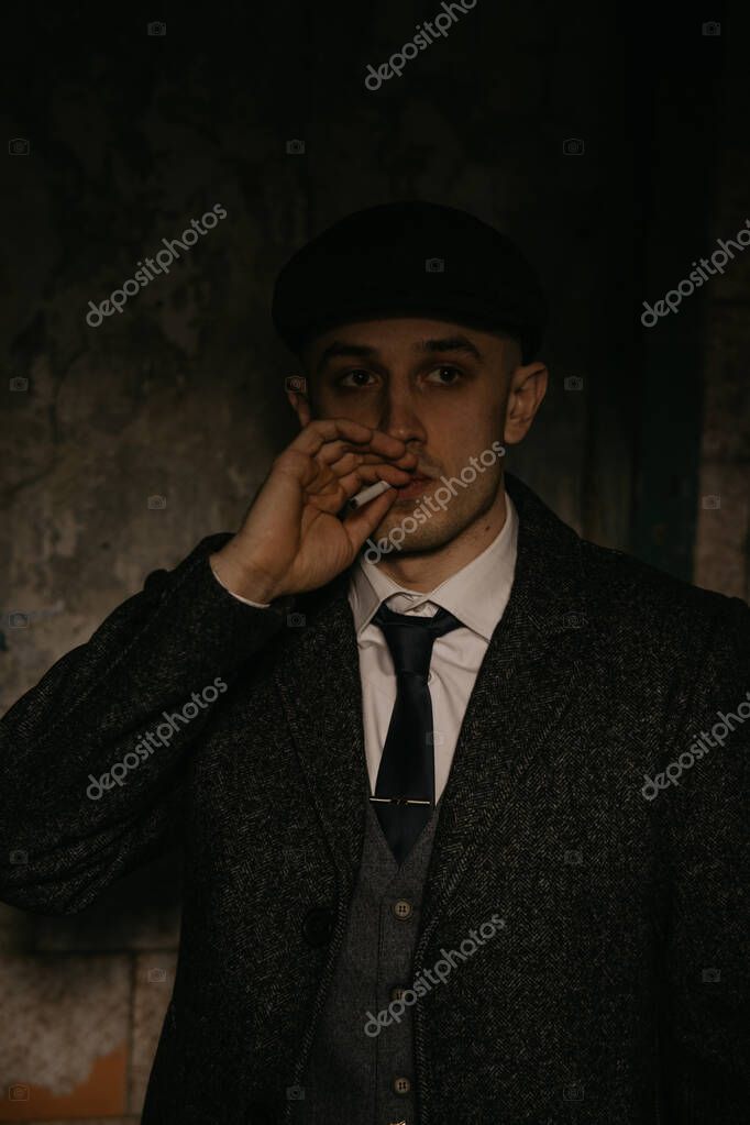 Uomo Fuma Una Sigaretta Immagine Gangster Retrò Inglese Degli Anni - Foto  Stock: Foto, Immagini © stasia04 353345928