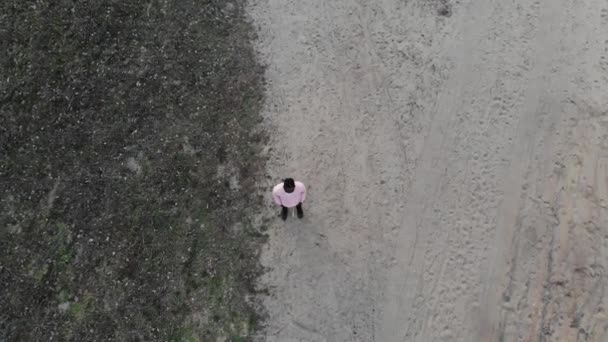 Mladý Afričan Stojí Lékařskou Ochrannou Maskou Tváři Uprostřed Cesty Koncepce — Stock video