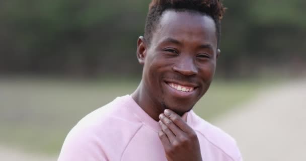 Hombre Africano Feliz Para Sonríe Primer Plano — Vídeos de Stock