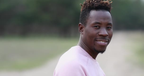 Fröhlicher Afrikanischer Mann Steht Lächelt Und Zeigt Die Herzform Seinen — Stockvideo