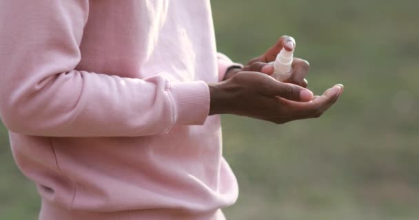 Afrikansk Man Med Medicinsk Skyddsmask Behandlar Sina Händer Med Ett — Stockvideo