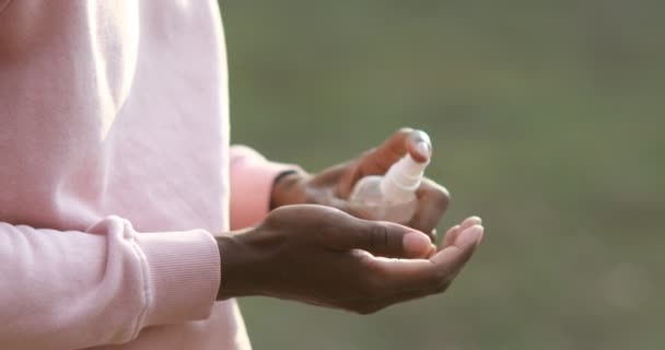 Een Afrikaanse Man Behandelt Zijn Handen Met Een Ontsmettingsmiddel Virusinfectie — Stockvideo