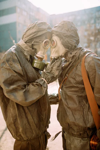 Casal Amor Abraços Ternos Proteção Nbc Máscaras Gás Conceito Medidas — Fotografia de Stock